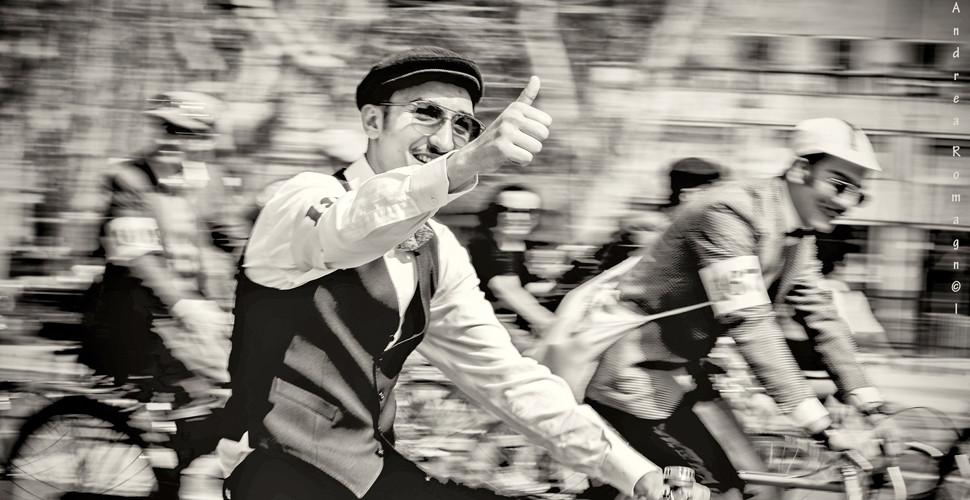 Pedalata tra vintage e beneficenza. Tweed Ride fa tappa a Crespi d’Adda